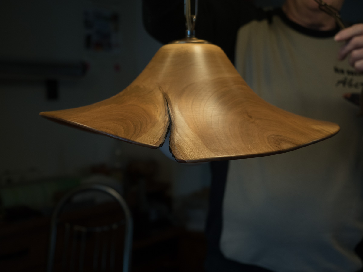 Lampe aus Kirschbaumholz
